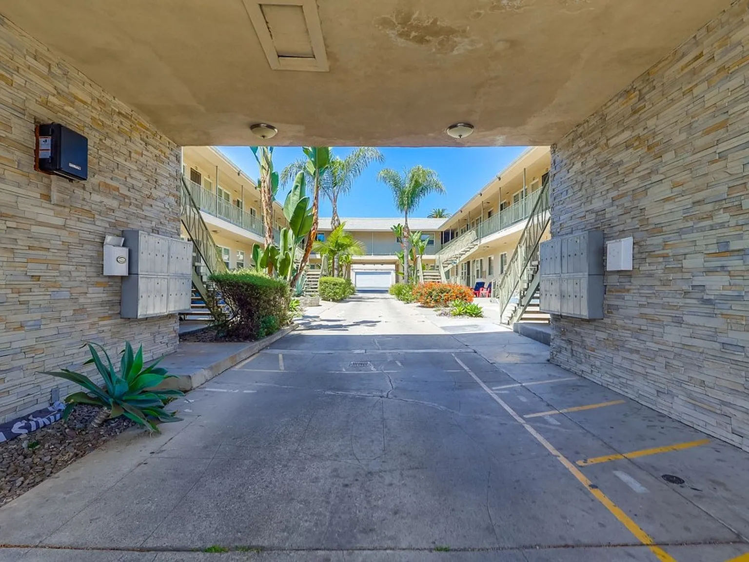 Mid-Century Property Amid South LA's Vital Commercial Corridor — Photo 2