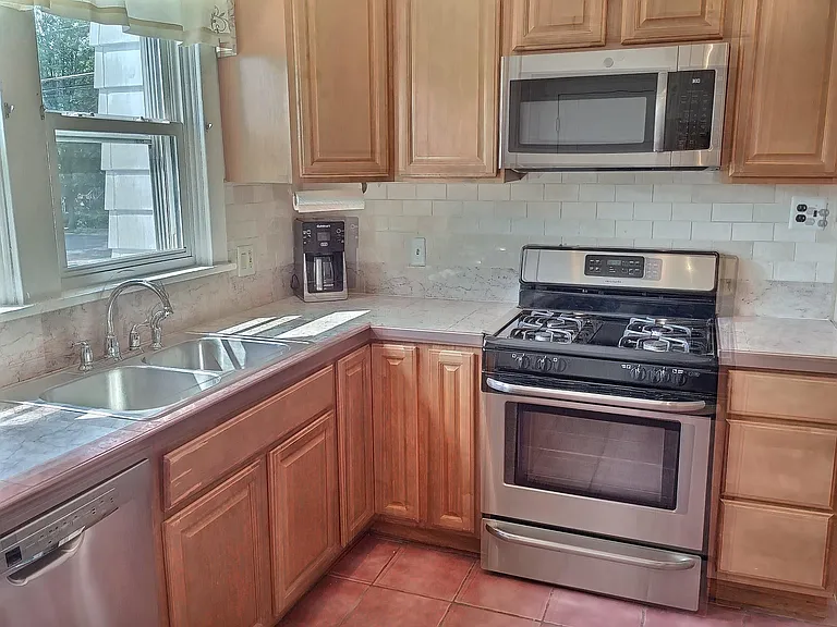 856 Maple Ave — Photo 5