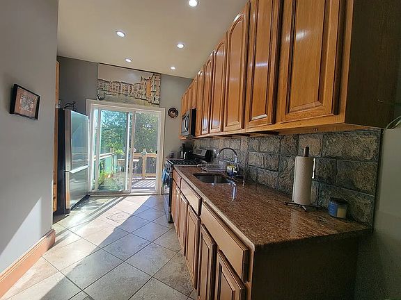5th image of 1862 Grove St #2R