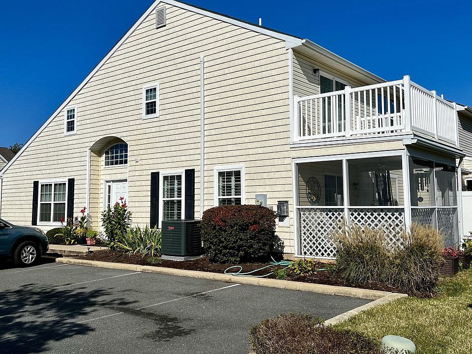 1st image of 20218 Catherine Ct Unit 13