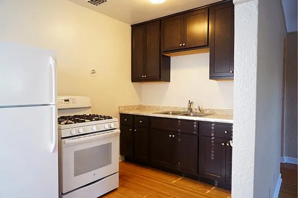 Grand Ave Apartments — Photo 4