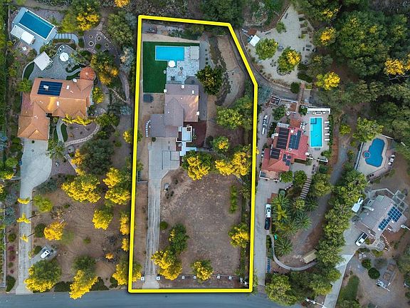 3rd image of 2738 Victoria Cir