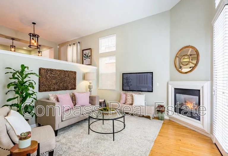 2258 Golden Crest Cmns — Photo 1