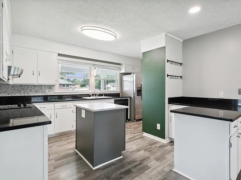72 Ferguson Ln — Photo 15