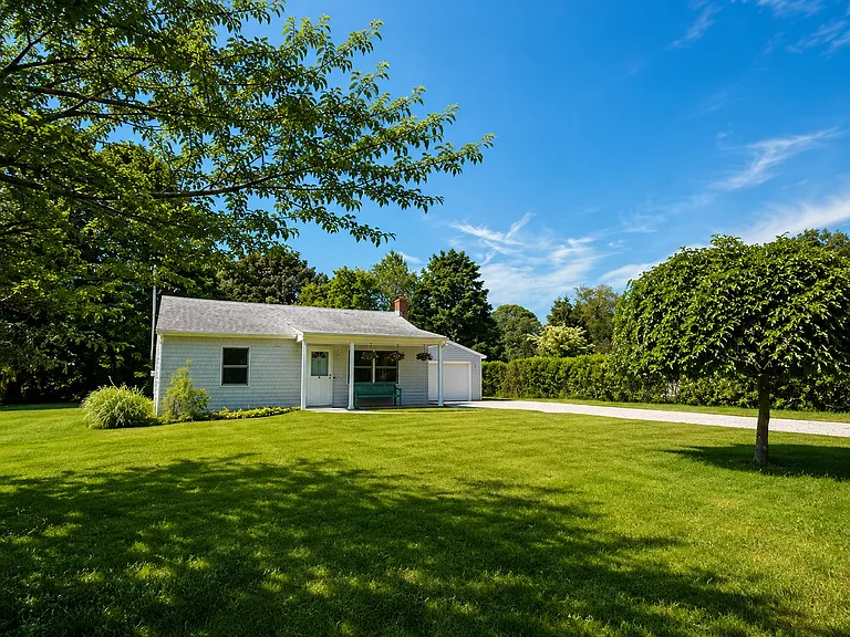 31 Bayberry Ln — Photo 1