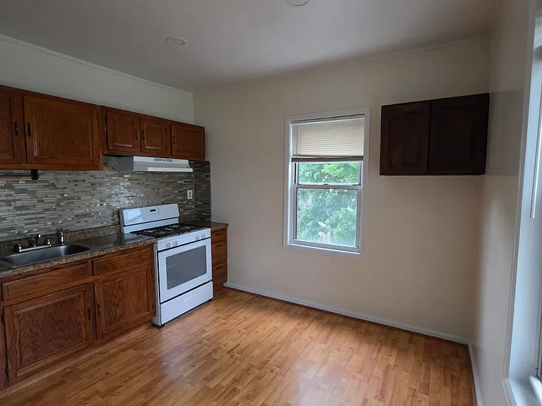 407 N Macquesten Pkwy #2 — Photo 4