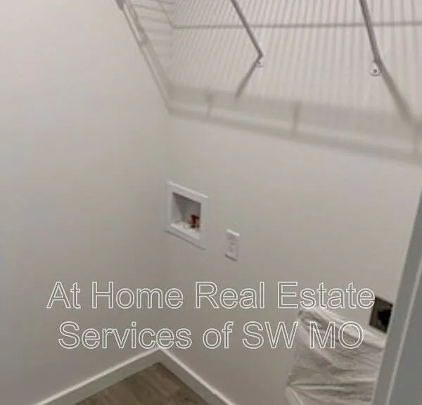 2028 S Lone Pine Ave — Photo 8