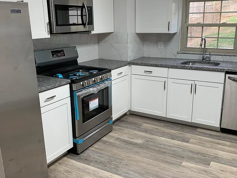900 Gibson St — Photo 2
