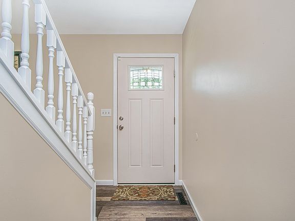 5th image of 512 W Brown Ave