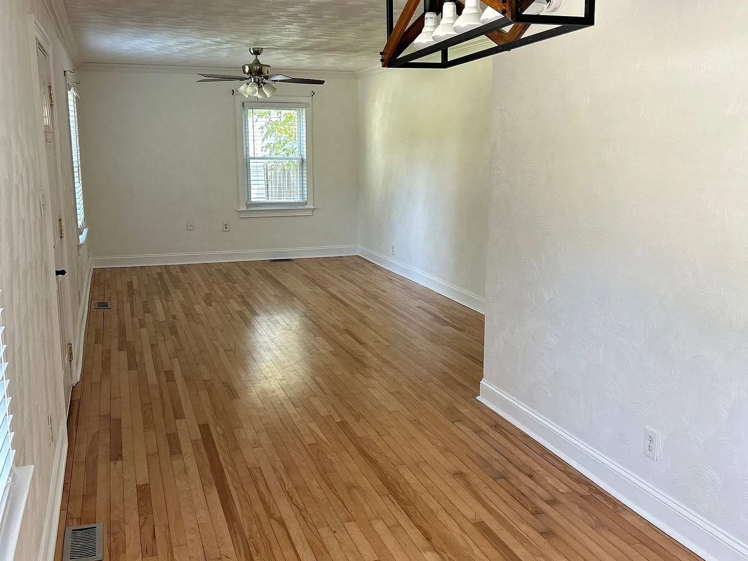 Charming Single Unit in Norfolk | 511 W Little Creek Rd | $2350/mo — Photo 4