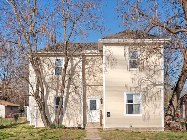908 S 2nd St, De Soto, MO 63020