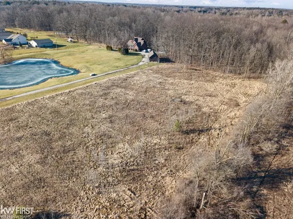 9112 Division Rd, Columbus, MI 48063