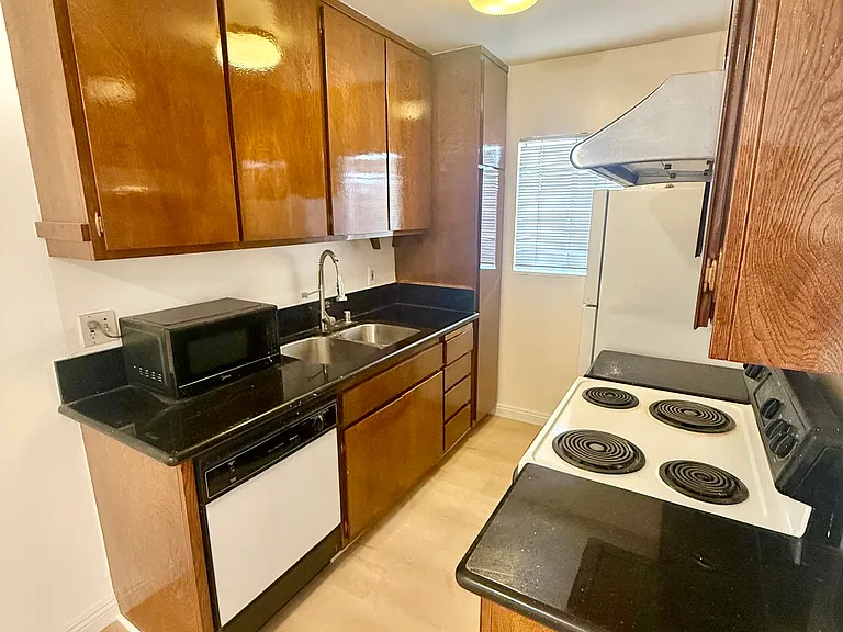 1629 Franklin St #2 — Photo 5