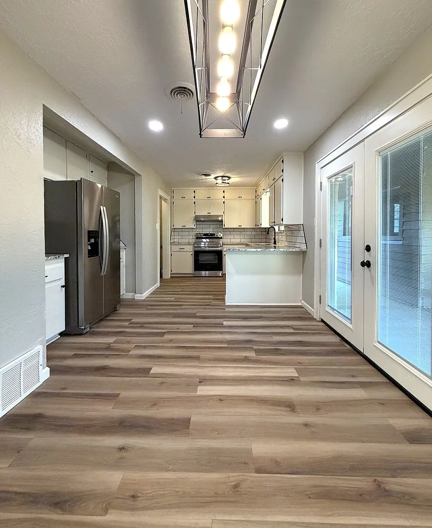6710 Sw Embassy Cir - Available Now! — Photo 4