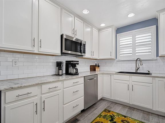 4th image of 2705 W Park Pl