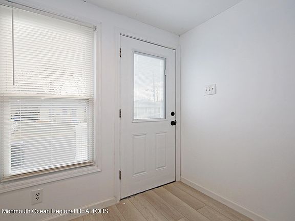 3rd image of 243 Seabreeze Ave