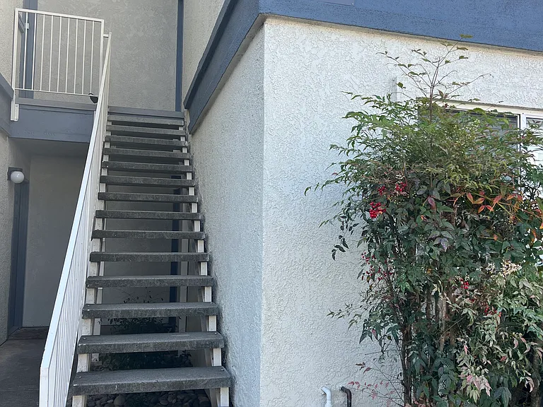 1035 Southwood Dr #J — Photo 2