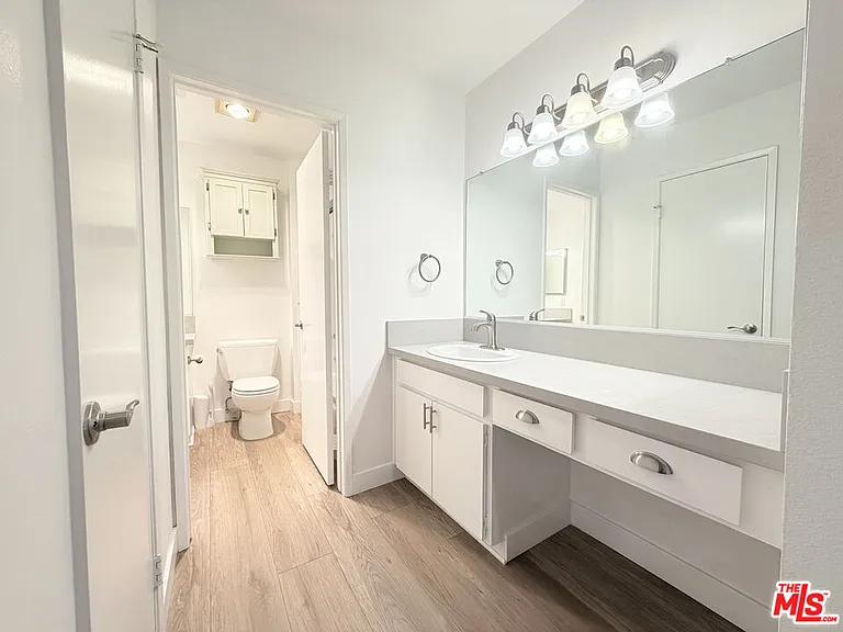 22135 Burbank Blvd #4 — Photo 28