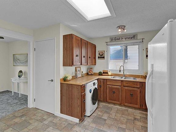 3rd image of 27 N Bedridge Way NE