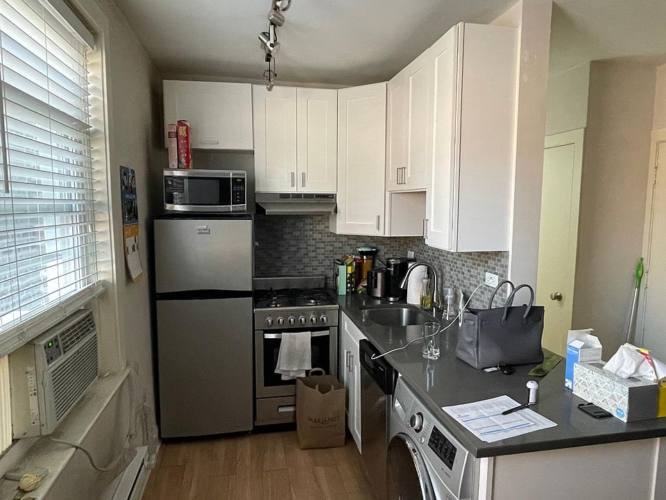 2nd image of 506 W Belmont Ave #N3ydh3nut