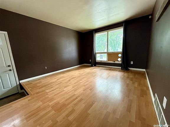 2nd image of 90 Turner CRESCENT
