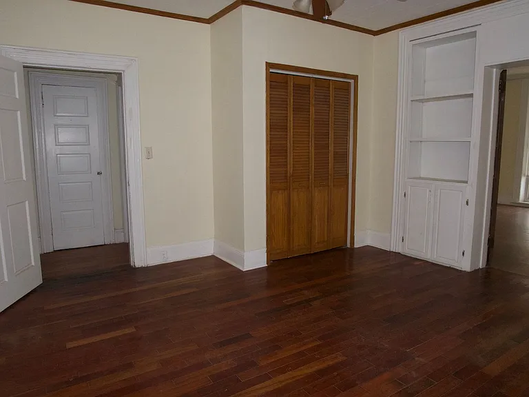 1020 Ferry St — Photo 3