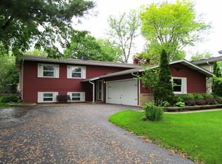 5724 Clover Dr, Lisle, IL 60532