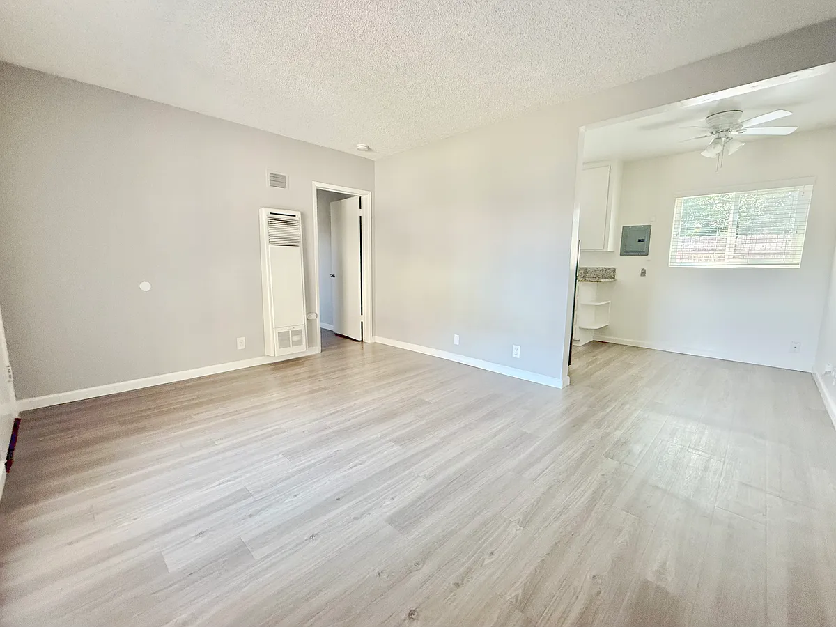 Building Photo - 360 N Tustin St #6