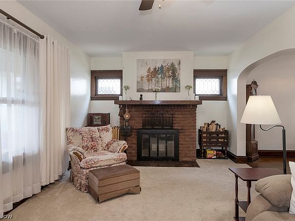 4th image of 9817 Robinson Ave