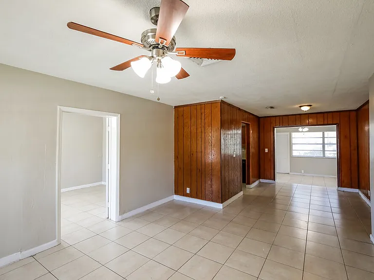 841 NE 51st Ct — Photo 4
