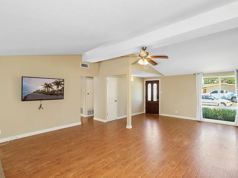 526 N Emerald Dr — Photo 7