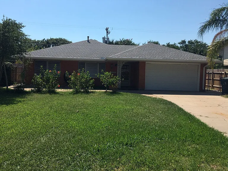 1221 Marine Dr — Photo 1