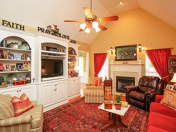2nd image of 2207 Woodridge Trl