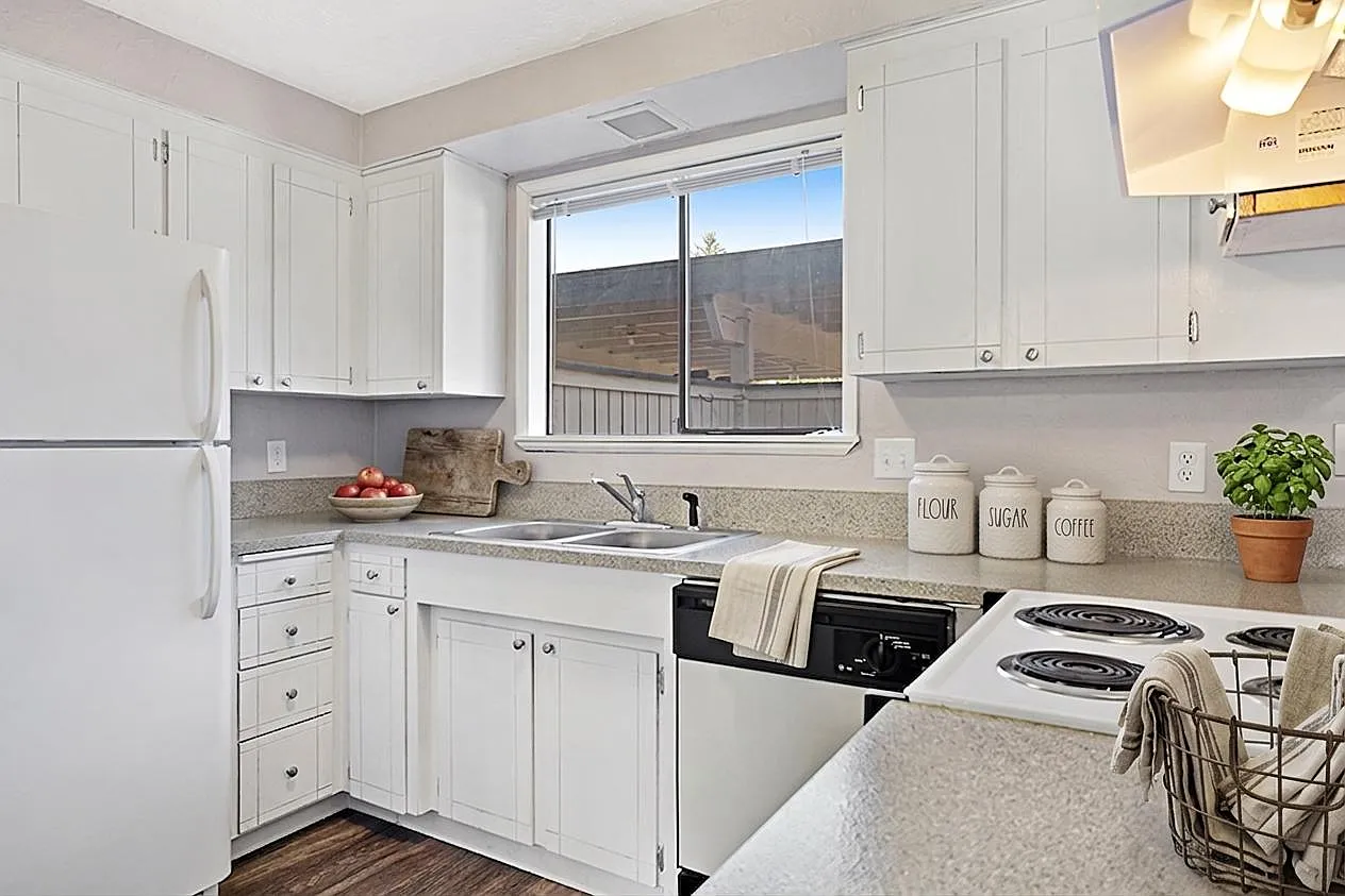 2 bed, 1.5 bath, 1115 sqft, $2,140 — Photo 4