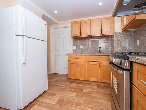 2nd image of 3332 Taraval St