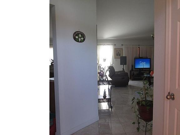 3rd image of 1402 NE 9th Ter