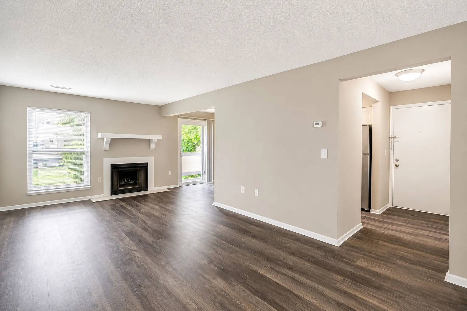 Lakeside Crossing at Eagle Creek Apartments and Townhomes — Photo 1