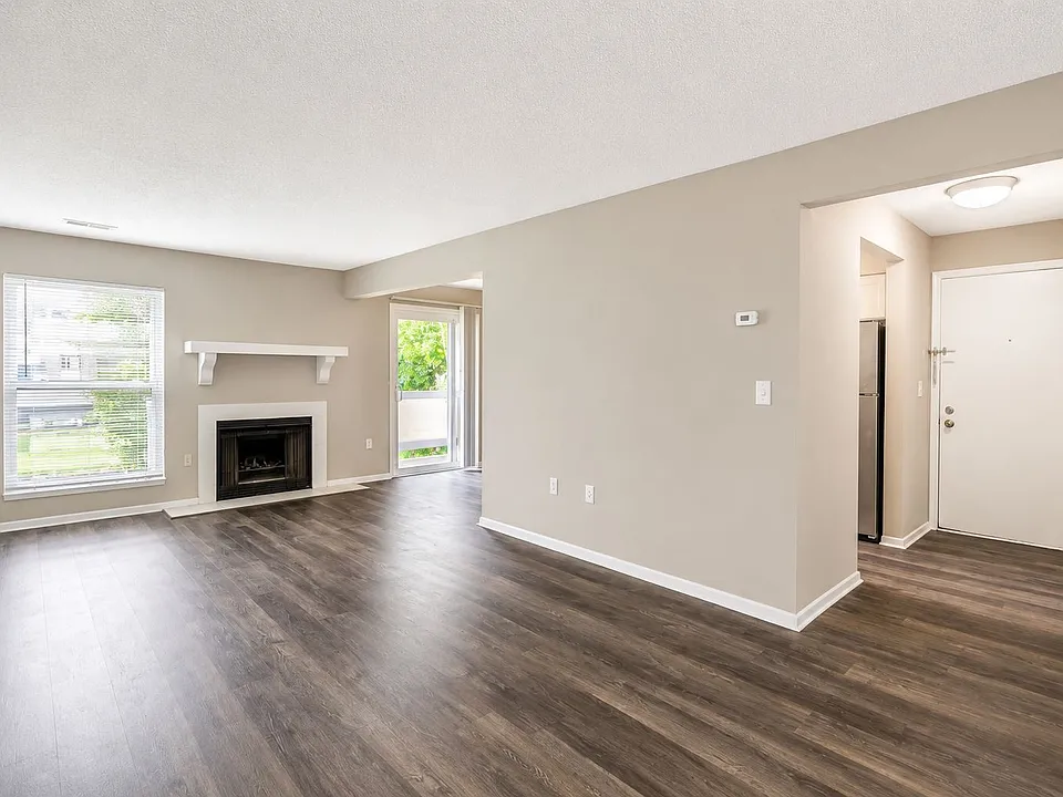Lakeside Crossing at Eagle Creek Apartments and Townhomes