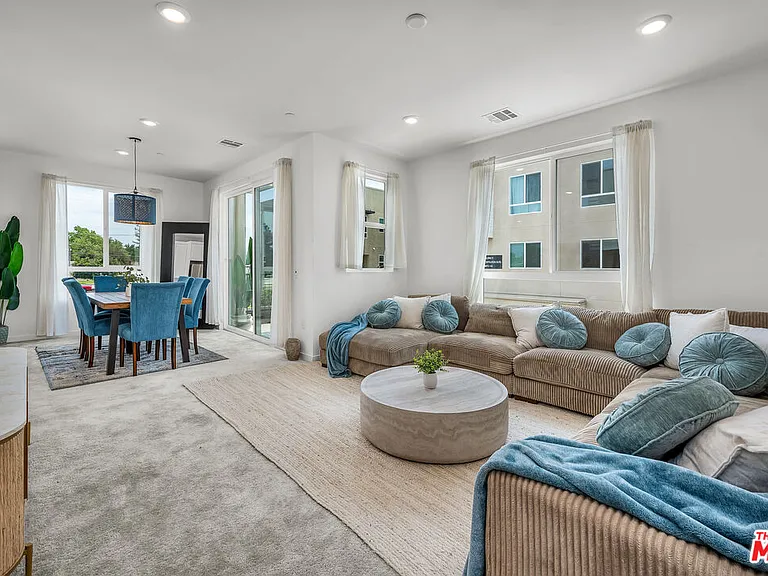 9431 Sepulveda Blvd #4 — Photo 1
