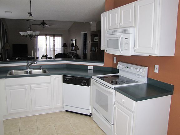 Flat stove, microwave above