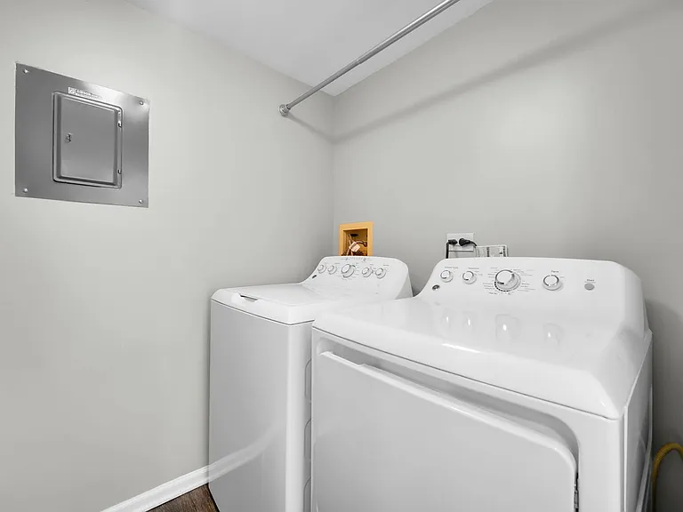 1671 Grosvenor Cir #B — Photo 12