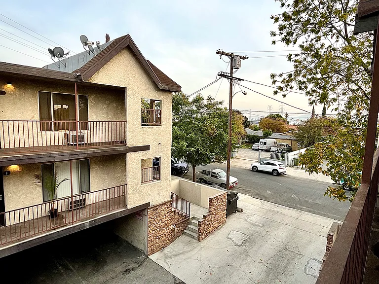 11959 Runnymede St #19 — Photo 21