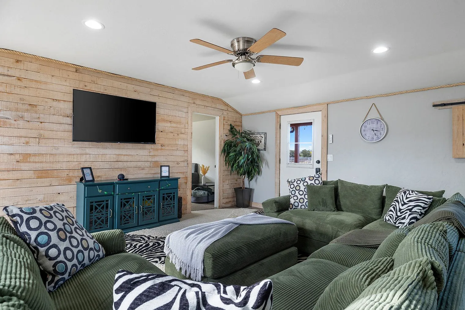 1 bed, 1.0 bath, 1194 sqft, $4,260 — Photo 3