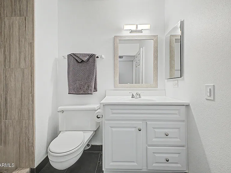 10454 W Palmeras Dr — Photo 14