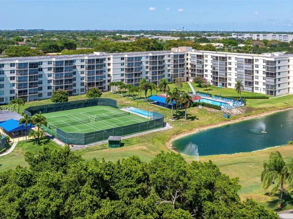 800 S Hollybrook Dr APT 305, Pembroke Pines, FL 33025