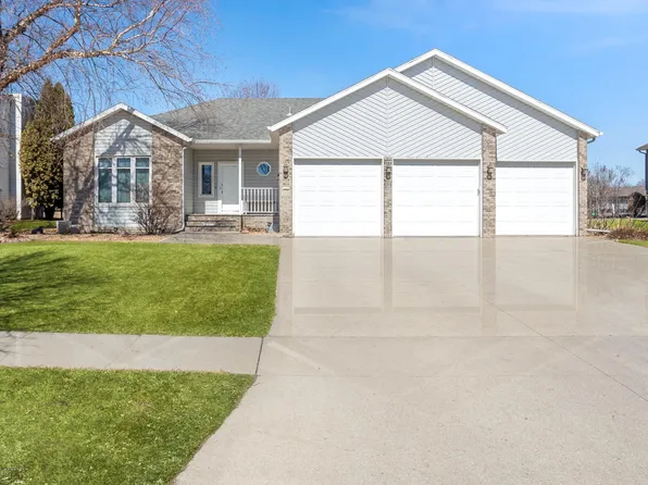 3221 42nd Ave S, Fargo, ND 58104