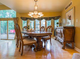 8 Windsor Dr, Voorhees, NJ 08043