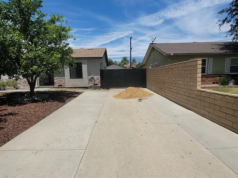 566 W H St — Photo 25