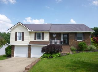 1592 W Algonquin Dr, Maysville, KY 41056