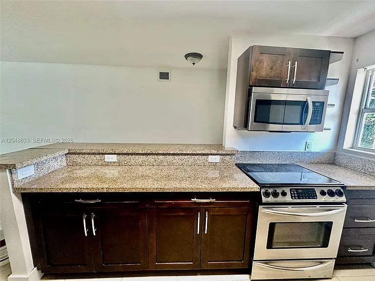 1540 SW 5th Pl #4 — Photo 9
